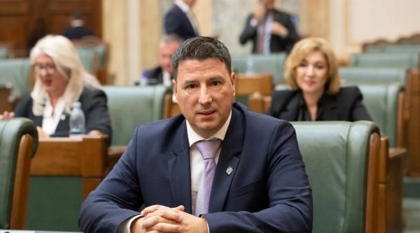 Un senator a luat rucsacul cu bani uitat în recepția unui hotel din Piatra Neamț