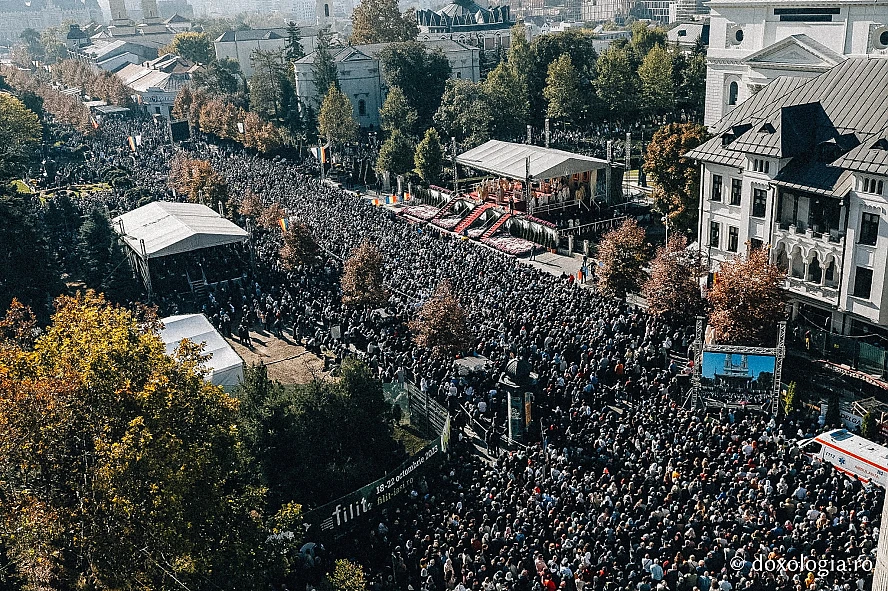 Iași: Peste 100.000 de pelerini s-au închinat la Sf. Parascheva; 20.000 așteaptă la un rând de câțiva kilometri