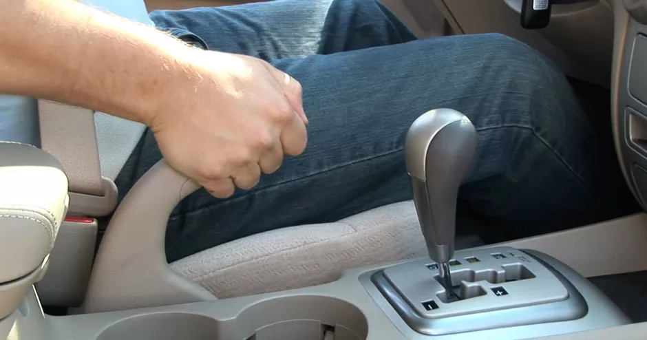 Greșeala pe care o fac șoferii cu frâna de mână! Puțini conducători auto respectă regula!