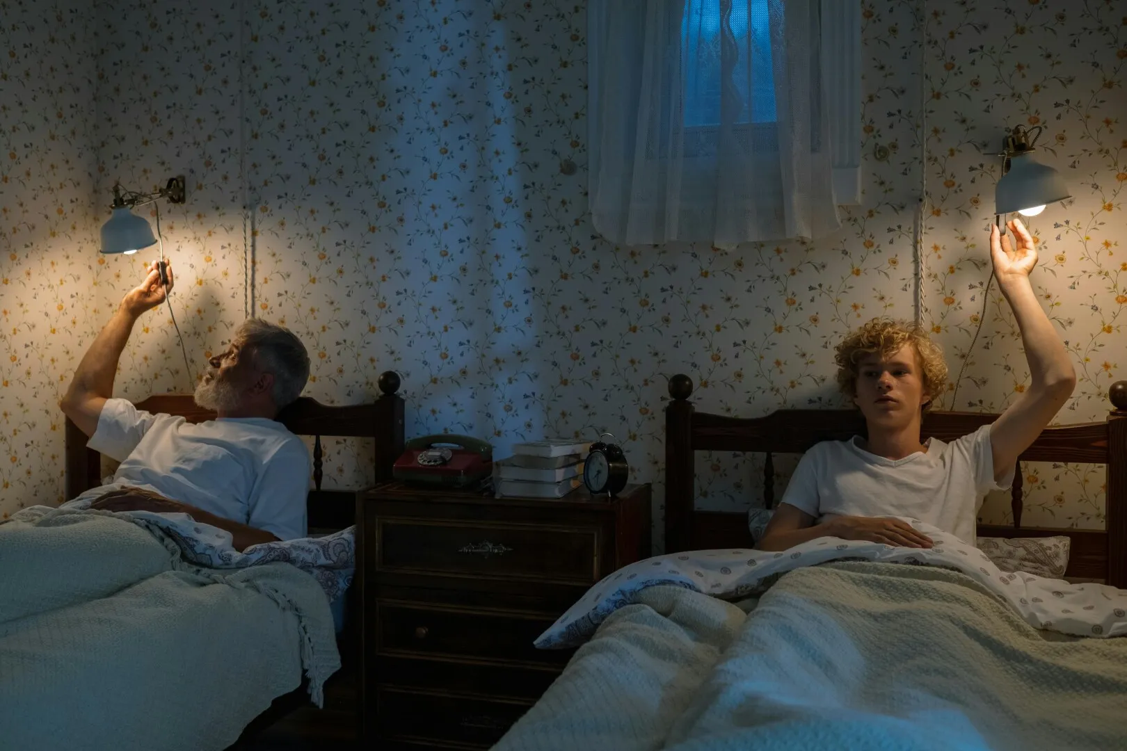 Lumina din dormitor, pericol pentru inimă: Dormitul cu becul aprins crește cu 56% riscul de infarct