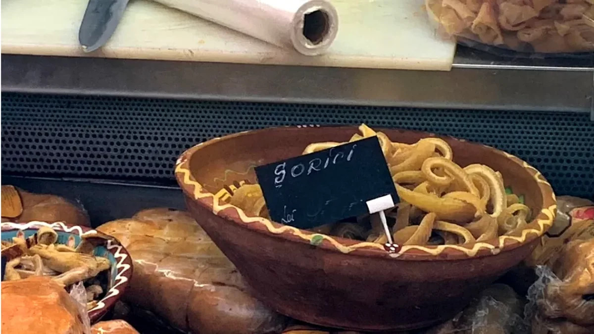 Românii strâng cureaua de Crăciun! Cât au ajuns să coste șoriciul, jumările sau toba cu o lună înainte de sărbători