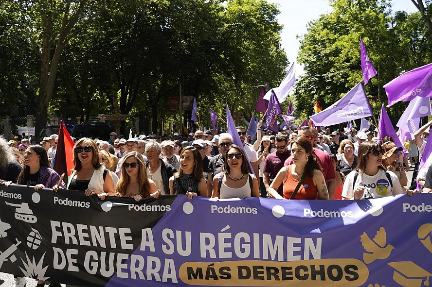 Spaniolii au ieșit în stradă împotriva reînarmării Europei. Mii de persoane au strigat ”Nu NATO” și ”Nu bugetelor de (…)