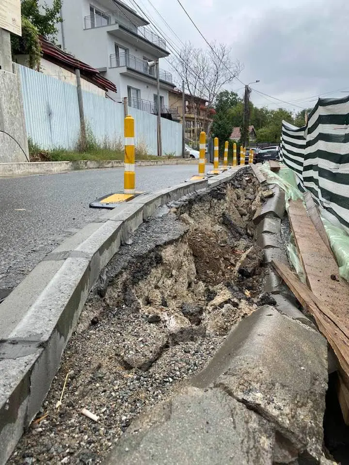 Alunecare de teren pe o stradă din Cluj-Napoca. Zona a fost închisă traficului