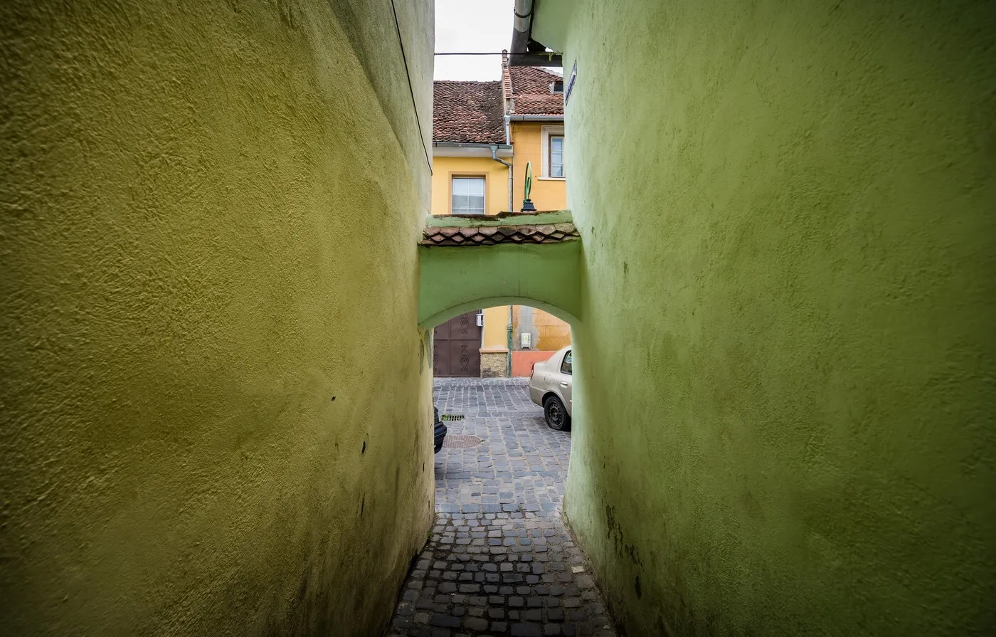 VIDEO A fost închisă Strada Sforii din Brașov, cea mai îngustă din Europa de Est: De ce au luat autorităţile această (…)