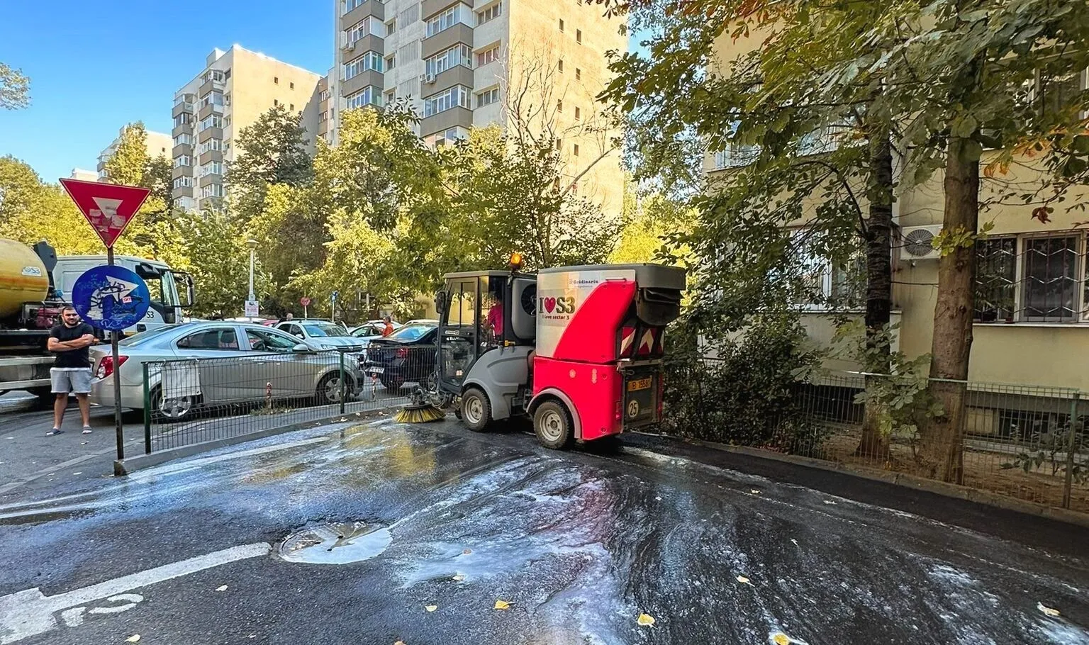 De ce își spală orașele civilizate străzile și parcările lunar? Ce face Bucureștiul?