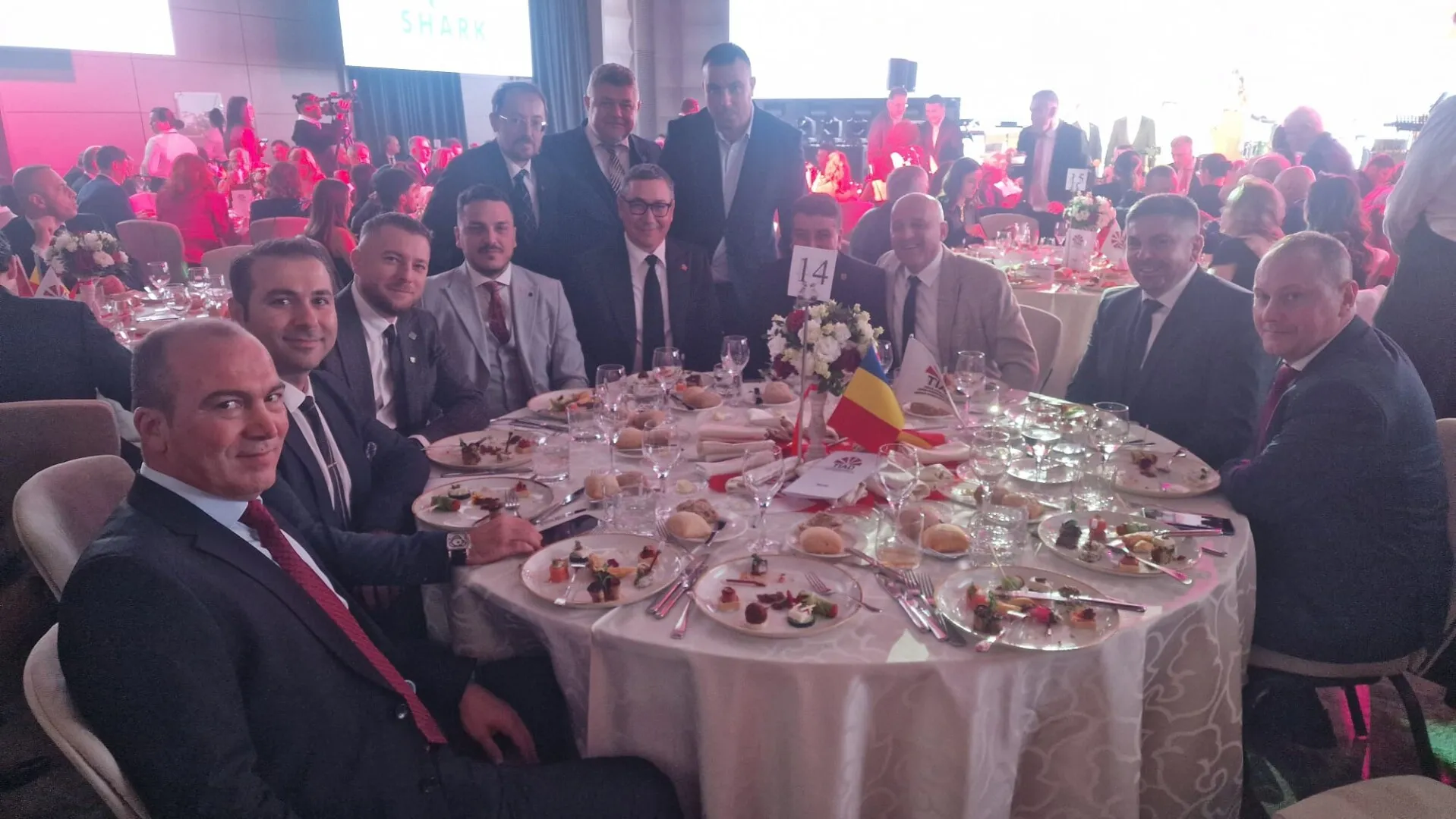 A fost scandal la prezentarea rapoartelor ASF, ANRE și ANCOM! 'Suveraniștii' care s-au fotografiat cu Ponta au (…)