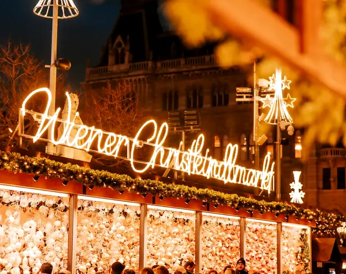 PREȚURILE de la Târgul de Crăciun din Viena. Cât costă o cană cu vin fiert sau cârnații tradiționali