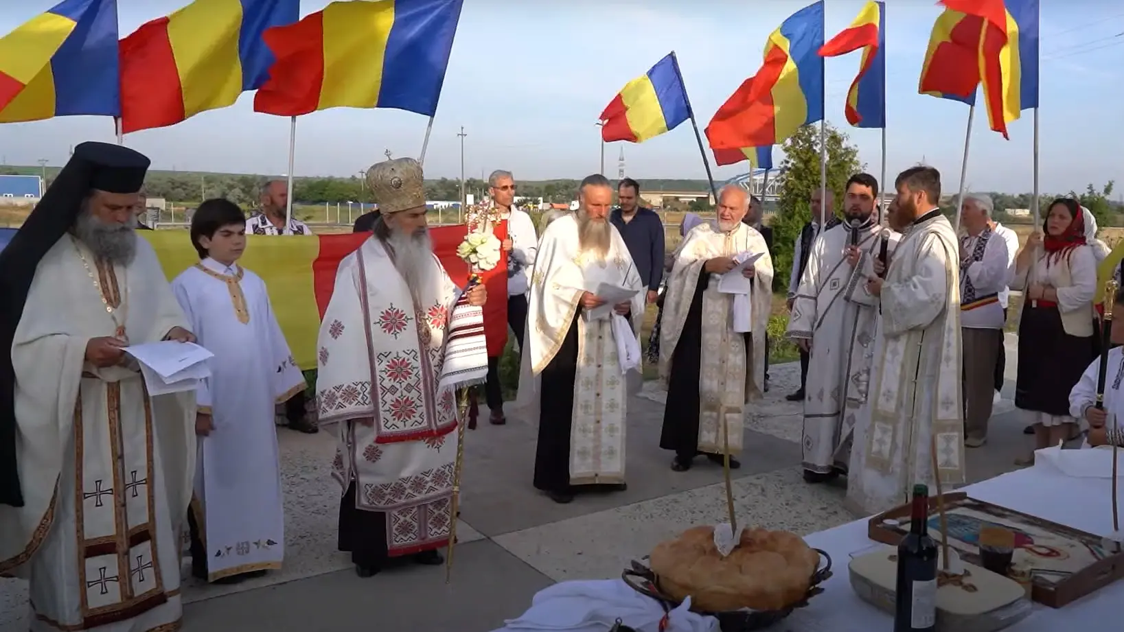 IPS Teodosie, pomenire, procesiune, sfințire și slujbă impresionantă de 6 ore în cinstea Sfinților Români și a (…)