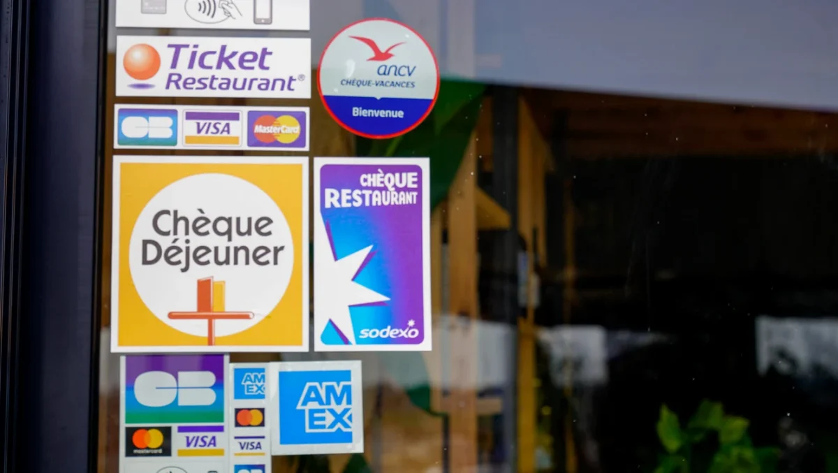 Mai mulți bani la masa de prânz! Deputații au votat majorarea valorii tichetelor de masă!