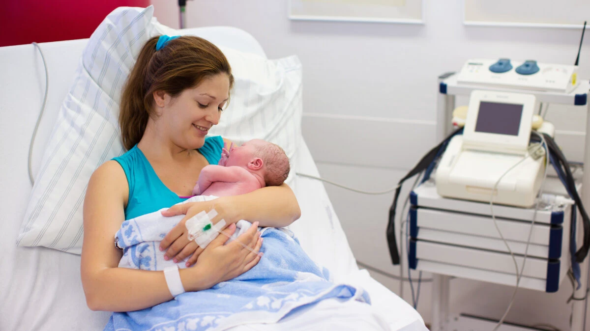 Tichetele sociale pentru mamele din medii defavorizate vor continua și în 2026. Statul acordă 2.000 de lei pentru (…)