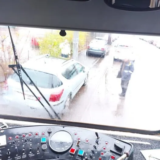FOTO Tramvaiul 5, blocat la probe de un șofer plecat după... mici - Directorii STB au asistat neputincioși la scenă (…)