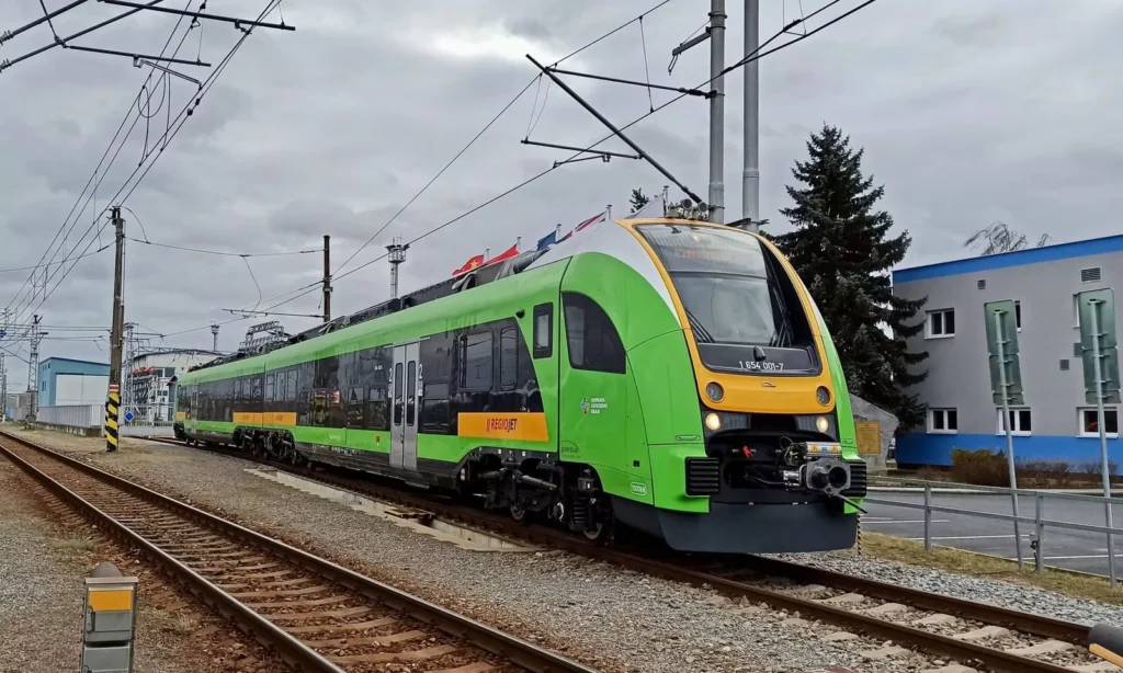 Când ar urma să ajungă în România cele 62 de trenuri PESA