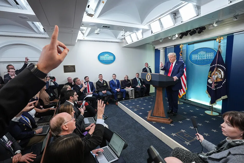 Haos la Casa Albă: o reuniune condusă de Donald Trump degenerează într-un atac dur împotriva presei