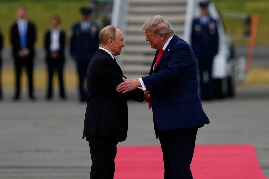 (VIDEO) Trump și Putin s-au întâlnit în Alaska. Trump l-a aplaudat pe liderul de la Kremlin
