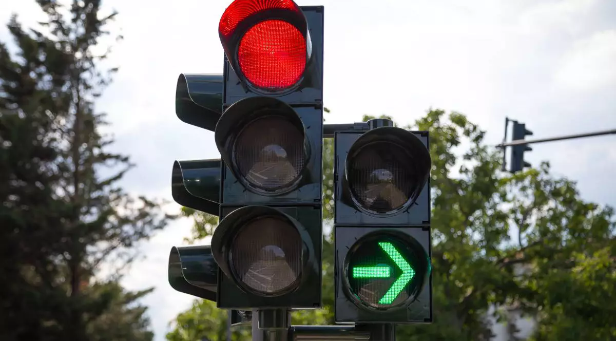 Atenție, șoferi! Nouă amendă în Codul Rutier pentru cei care blochează banda de dreapta la semafor. Ce trebuie să (…)