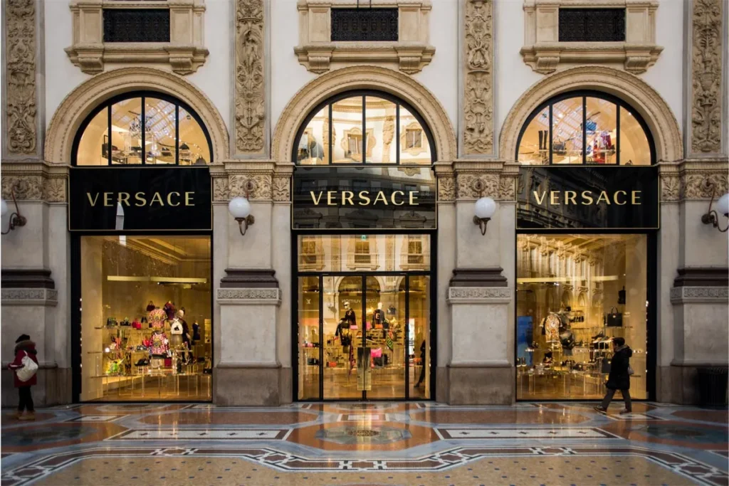Casa de modă Versace, preluată de către Prada