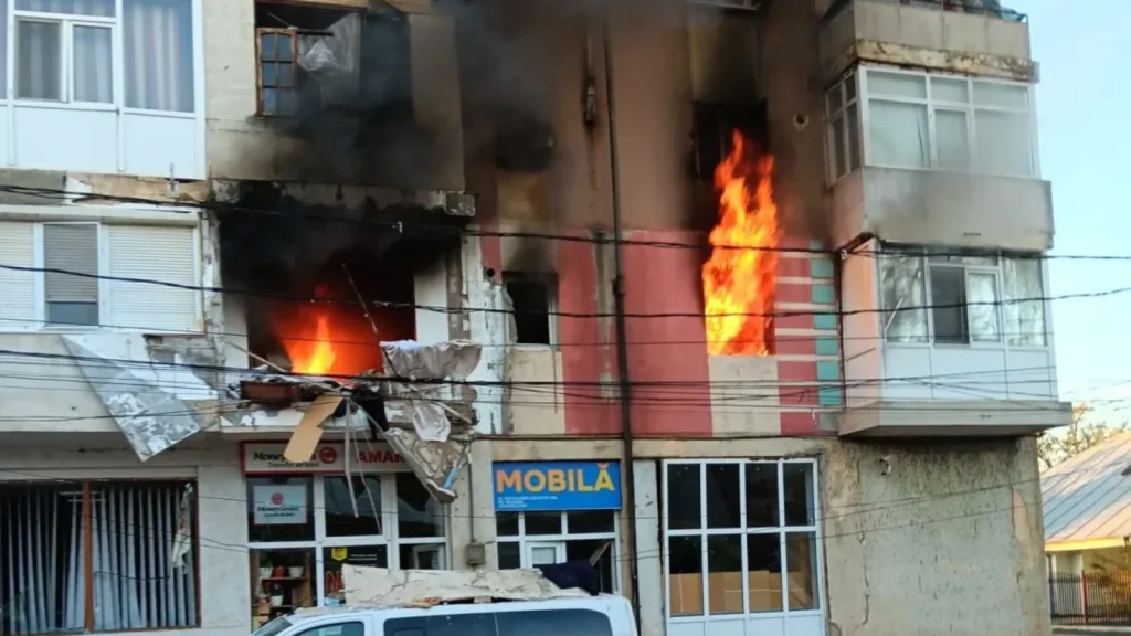 Două apartamente dintr-un bloc, distruse de explozia unei butelii urmată de incendiu