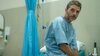 Un bărbat cu piciorul rupt stă neoperat de 10 zile din cauza unui conflict între medici, la un spital din Slobozia (...)