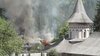 Incendiu puternic lângă Mănăstirea Voroneț din Suceava! Două case au luat foc, una a fost distrusă complet