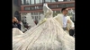 Video - O nuntă de romi a blocat străzile din Teleroman: Nuntașii cu Rolls Royce cărau masa de machiaj a miresei