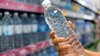 Pericolul ascuns din sticlele de apă reutilizate. Medic: Vrem ca oamenii să rămână hidratați, dar nu cu riscul de (...)