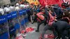 Revolte la Istanbul: poliția a încercat să-i oprească pe oameni să ajungă în Piața Taksim și a făcut zeci de arestări