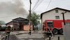 O persoană transportată la spital, în urma unui incendiu izbucnit la o hală din Mogoșoaia VIDEO