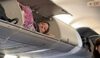 (VIDEO) O pasageră al uni avion a tras un pui de somn în coșul de deasupra capului