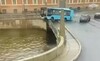 Filmul tragediei cu 7 morți din Sankt Petersburg. Trecători curajoși au sărit în apă, ca să scotă pasagerii din autobuz