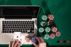 (P) Merită să joci poker online la mai multe mese simultan? Avantaje și dezavantaje