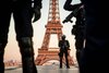 FOTO Cinci sicrie pline cu gips au fost amplasate lângă Turnul Eiffel, înfășurate în steaguri cu mesajul „Soldaţi (...)