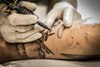 Norme noi în salonele de tatuaje și piercing: tatuajele interzise minorilor. Ce s-a schimbat