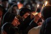 Lumina Sfântă, miracol al ortodoxismului, va fi adusă sâmbătă seara de la Ierusalim şi distribuită tuturor parohiilor
