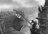 Imaginea emblematică a căderii Berlinului: un rus, cu două ceasuri la mână, ridică steagul Armatei Roșii deasupra (...)