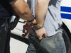Doi tineri au fost arestaţi după ce ar fi agresat fizic şi ar fi sustras telefonul mobil al unui tânăr din Giurgiu