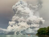 Vulcanul Ibu a erupt. Oamenii din şapte localităţi din Indoenzia au fost evacuați