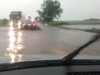 Furtunile fac ravagii în România. Apele au inundat șosele și casele oamenilor. VIDEO