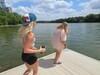 Un influencer a plătit 20 de dolari unei femei care nu știa să înoate și i-a zis să sară în lac. „Chiar mă (...)