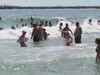 Steagul roșu, arborat pe litoral din cauza vântului puternic. Turiștii se aventurează în larg, în ciuda avertizărilor