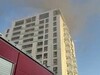 Incendiu cu degajări mari de fum într-un bloc din Sectorul 5. Salvatorii verifică apartamentele pentru posibile victime