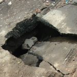 Petroșani: Doi bărbați au căzut într-o groapă, asfaltul prăbușindu-se sub ei