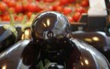 Cât costă 1 kg de vinete în supermarket, în România. Reacția APC: „E mai scump ca la Bruxelles!”