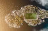 Cele mai spectaculoase 10 terenuri de fotbal din lume. De la cratere vulcanice până la acoperișuri de zgârie-nori