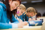 Imagine de ansamblu asupra învăţământului superior din România: mai puţine universităţi, dar mai mulţi studenţi şi (…)