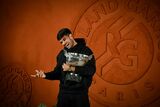 De asta este Carlos Alcaraz cel mai iubit jucător din ATP. Cum a sărbătorit titlul de la Roland Garros cu copiii de (…)
