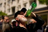 Cât costă un singur litru din apa băută de Gigi Becali la marșul din Piața Victoriei. Ar conține ‘energie telurică-hado’