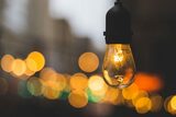 Plafonarea preţurilor la energie expiră pe 30 iunie. Ajutor pentru persoanele cu venituri mici
