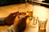 Cercetătorii nu se așteptau! Cât de mult a crescut consumul de alcool și droguri la locul de muncă?