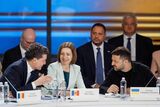 Ingrid Mocanu: „Sorosișor Dan le spune bancuri ăstora, care, oricât ar fi de proaste, râd: cine dă bănuțul spune (…)