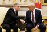 Trump taie din tarifele pentru Marea Britanie: „Sunteți protejați pentru că îmi place de voi”